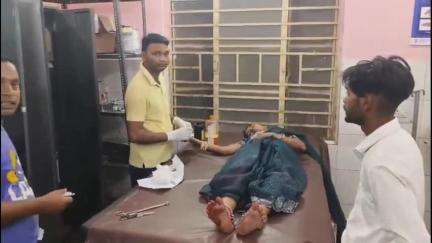 बिश्रामपुर: बी मोड़-विश्रामपुर मुख्य पथ पर बरवाडीह के पास सड़क दुर्घटना में एक महिला हुई घायल