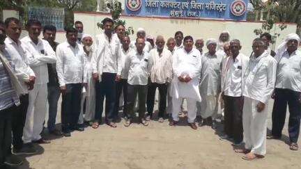 झुंझुनू: पंचायतों के परिसीमन के विरोध में ग्राम लांबा व नालवा के ग्रामीणों ने कलेक्ट्रेट के बाहर किया प्रदर्शन #jansamsya