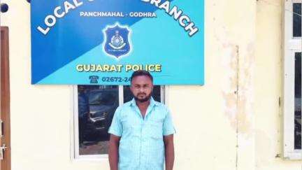 હાલોલ: LCB પોલીસી પ્રોહિબિશનના ગુનામાં નાસતા ફરતા વોન્ટેડ આરોપીને હાલોલ બસ સ્ટેન્ડ ખાતેથી ઝડપી પાડ્યો