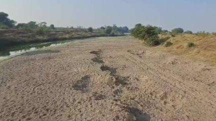 वणी: पुनवट येथे रेती तस्करी करणारा ट्रक महसूल विभागाने पकडला