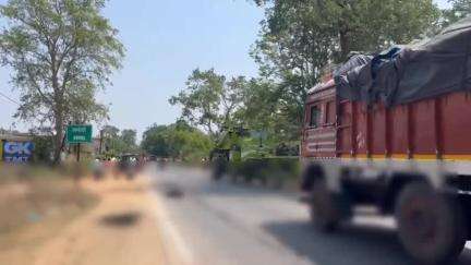 चांपा: अमोदी गांव में कैप्सूल वाहन ने स्कूटी सवार दो बहनों को मारी टक्कर, हादसे में बड़ी बहन की मौके पर हुई मौत