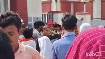 बिहटा: सिकंदरपुर स्थित ब्रिटानिया बिस्कुट फैक्ट्री में मजदूरों ने वेतन वृद्धि की मांग को लेकर किया प्रदर्शन