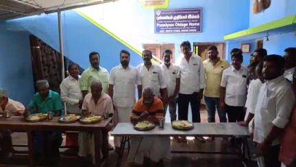 பழனி: அடிவாரத்தில் உள்ள முதியோர் இல்லங்களில் சுமார் 500க்கும் மேற்பட்டோருக்கு அன்னதானம் வழங்கப்பட்டது
