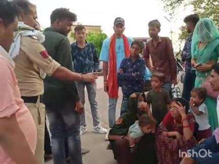 बल्देवगढ़: बल्देवगढ़ थाने के सामने बोलेरो चालक ने बाइक सवार को टक्कर मारी, बाइक सवार घायल