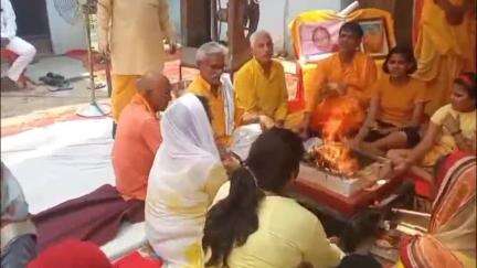 सिधौली: सिधौली के गांधीनगर में 100 से अधिक श्रद्धालुओं ने यज्ञ में दी आहुति