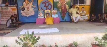 लातेहार: शहर के रेलवे स्टेशन स्थित बाजकुम सरस्वती शिशु विद्या मंदिर में मनाई गई भगवान बुद्ध की जयंती