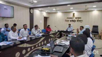धौलपुर: कलेक्ट्रेट सभागार में जिला कलेक्टर ने साप्ताहिक समीक्षा बैठक ली, दिए निर्देश