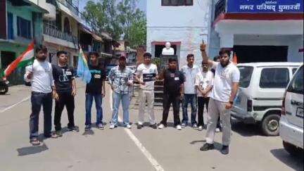 घुमारवीं: सोमवार को घुमारवीं में NSUI अध्यक्ष नितिन चढ़ा के नेतृत्व में पाकिस्तान का विरोध किया गया, भारतीय सेना भी शामिल