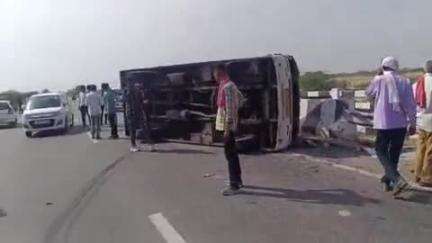 देवली: नेशनल हाईवे 116 पर ढिकोलिया गांव के समीप बस का टायर फटने से बस पलटी, 10 से ज्यादा लोग घायल