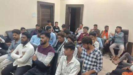 आर्णी: विश्रामगृह येथे मनसेचा पक्ष प्रवेश सोहळा पडला पार; शेकडो विद्यार्थ्यांनी केला पक्ष प्रवेश