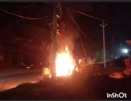 टांडा: बसखारी में ट्रांसफार्मर में लगी आग, कोल्ड स्टोर के पास 25 केवीए का उपकरण जला, लोगों को रात बिना बिजली गुजारनी पड़ी