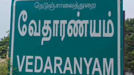 வேதாரண்யம்: பேருந்து நிலையம் எதிரில் ராணுவ வீரர்களை இழிவாக பேசிய செல்லூர் ராஜுவை கண்டித்து  முன்னாள் படை வீரர்கள் கண்டன ஆர்ப்பாட்டத்தில் ஈடுபட்டனர்.