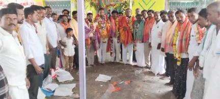 మడకశిర పట్టణంలో సోమవారం నిర్వహించిన వెంకటేశ్వర స్వామి రథోత్సవంలో మాజీ ఎమ్మెల్సీ గుండమాల తిప్పేస్వామి పాల్గొన్నారు.