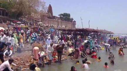 खातेगांव: नेमावर में बुद्ध पूर्णिमा पर नर्मदा तट पर बड़ी संख्या में श्रद्धालु पहुंचे, मां नर्मदा में आस्था की डुबकी लगाई