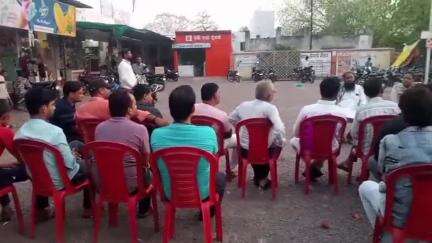 महाराजपुर: गढ़ीमलहरा के डीडीएम मार्केट में थाना प्रभारी ने दुकानदारों और व्यापारियों से बातचीत की