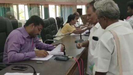 திண்டுக்கல் மேற்கு: ஆட்சியரகத்தில் 12ம் வகுப்பு பொதுத்தேர்வில் அதிக மதிப்பெண்கள் பெற்ற மாணவர்களுக்கு ஆட்சியர் பரிசுகள் வழங்கி பாராட்டினார்