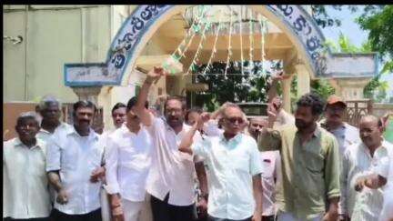 ఉండి: కాళ్ళలో జరిగిన రీ సర్వేలో అవకతవకలు జరిగాయని రైతులు ఆగ్రహం వ్యక్తం చేస్తూ తహసీల్దార్ కార్యాలయం ఎదుట నిరసన