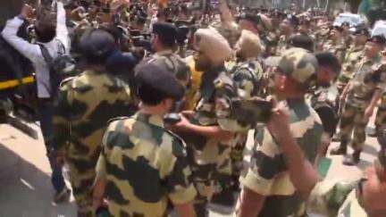 बिहार:ऑपरेशन सिंदूर के दौरान शहीद हुए BSF के सब इंस्पेक्टर की जय जय कार करते उनके सहकारी।
#bihar #news