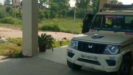गायघाट: बेनीबाद थाना क्षेत्र के एक गांव में महिला के साथ दो युवकों ने किया अभद्र व्यवहार, पुलिस मामले की जांच कर रही है