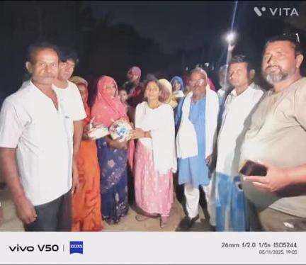 मनसाही :- अग्नि पीड़ित से मिले कांग्रेस नेत्री।