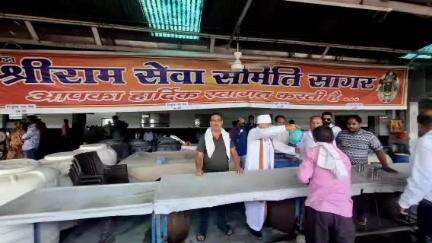 सागर नगर: विधायक शैलेंद्र जैन ने रेलवे स्टेशन पर श्री राम सेवा समिति के स्टाल से लोगों को पानी पिलाया