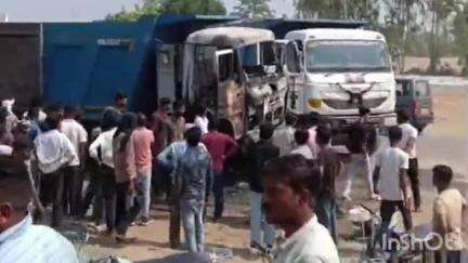बाजपुर: सुल्तानपुर पट्टी क्षेत्र में सड़क किनारे खड़े डंपर में लगी भीषण आग, मच गया हड़कंप