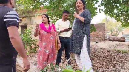 बांसगांव: बांसगांव के उनवला खास गांव में दो पक्षों के आपसी विवाद में होमगार्ड का असलहा लहराते हुए वीडियो सोशल मीडिया पर हुआ वायरल