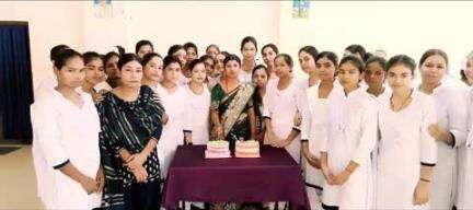 खड़गपुर: विश्व नर्सिंग दिवस पर खड़गपुर के एनएनएम स्कूल में केक काटकर मनाया गया उत्सव