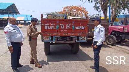 सैलाना: सड़क दुर्घटनाओं में कमी लाने के लिए पुलिस का अभियान, दो दिन में 366 वाहनों पर रिफ्लेक्टर रेडियम लगाए