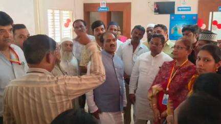 ಹುಬ್ಬಳ್ಳಿ ನಗರ: ಹುಬ್ಬಳ್ಳಿಯ ಪೂರ್ವ ವಿಧಾನಸಭಾ ಕ್ಷೇತ್ರದ ವ್ಯಾಪ್ತಿಯಲ್ಲಿ ಐದು ನಮ್ಮ ಕ್ಲಿನಿಕ್ ಆಸ್ಪತ್ರೆಗಳನ್ನ ಶಾಸಕ ಪ್ರಸಾದ್ ಅಬ್ಬಯ್ಯ ಉದ್ಘಾಟಿಸಿದರು