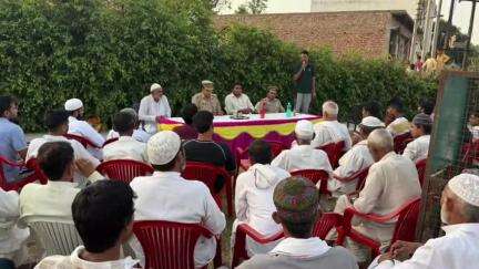 कैराना: कैराना क्षेत्र के तितरवाड़ा गांव में कोतवाली प्रभारी निरीक्षक ने की बैठक, कहा- अपराध करने पर होगी कार्रवाई