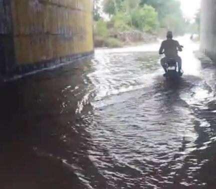 કોડીનાર: કોડીનાર તાલુકાના ડોળાસા ગામે નેશનલ હાઇવે દ્વારા ગટર નું કામ અધૂરું મૂકી દેતા લેરકા ઓવર બ્રિજ નીચે પાણી ભરાતા#Jansamasya