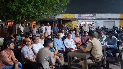 छतरपुर नगर: बाबूराम चतुर्वेदी स्टेडियम परिसर में सिविल लाइन पुलिस ने दुकानदारों और राहगीरों से की बातचीत