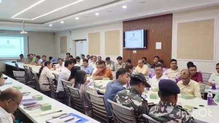 किशनगंज: किशनगंज जिले के डीएम कार्यालय में पूर्णिया प्रमंडलीय आयुक्त राजेश कुमार ने डीएम और एसपी अधिकारियों के साथ बैठक की