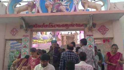 કડી: કડી તાલુકાના ખાવડ ગામે શક્તિ માતાજી ની માંડવી નો મેળો ભરાયો,800 વર્ષ થી ચાલી આવતી પરંપરા મુજબ માંડવી નીકળી હતી