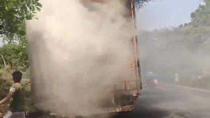 बुलंदशहर: बिस्कुट से भरे कैंटर में लगी आग, बाल-बाल बचा चालक,सूचना पर पुलिस और दमकल मौके पर पहुंची।
#news #viral