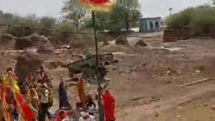 गरौठा: ग्राम भौवई में श्री राम यज्ञ की भव्य कलश यात्रा निकली