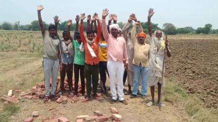 ज़मानिया: गोपालपुर गांव में निर्माणाधीन खंडजा मार्ग को लेकर ग्रामीणों में आक्रोश, घटिया निर्माण का आरोप लगाकर काम रुकवाया