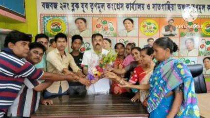 বজবজ ২: নোদাখালী মোড়ে বজবজ ২ নম্বর ব্লকের যুব তৃণমূল কংগ্রেসের সভাপতিকে সংবর্ধনা জ্ঞাপন করলেন মহিলা তৃণমূল কংগ্রেসের কর্মীরা