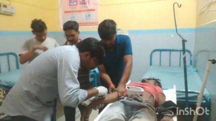 अलीगंज: अलीगंज थाना क्षेत्र के नगला भज्ज के पास बाइक सवार दो युवक अर्टिका की टक्कर से घायल, सीएचसी अलीगंज से रैफर