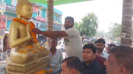 लालगंज: लालगंज तिनपुलवा चौक पर भगवान बुद्ध की प्रतिमा पर पुष्प अर्पित, लोगों ने कहा वैशाली बुद्ध की धरती है