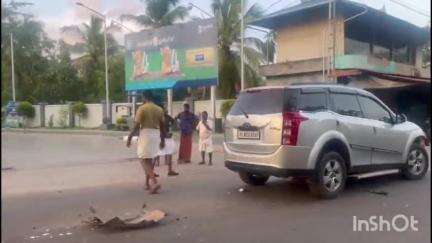 പട്ടാമ്പി: തൃത്താല മല റോഡിൽ പെട്രോൾ പമ്പിന് മുന്നിൽ ലോറിയും കാറും കൂട്ടിയിടിച്ച് അപകടം
