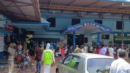 നിലമ്പൂർ: മൂത്തേടം കുറ്റിക്കാട് പള്ളിക്ക് സമീപം മകനോടൊപ്പം ബൈക്കിൽ വരുന്നതിനിടെ അപകടത്തിൽപെട്ട് 50 വയസുകാരിക്ക് ദാരുണാന്ത്യം