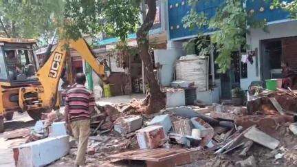 బేతంచర్ల లో ఆక్రమణలను తొలగించిన అధికారులు