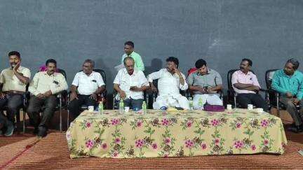 கள்ளக்குறிச்சி: நீலமங்கலத்தில் உள்ள தனியார் கூட்டரங்கில் பன்னாட்டு பேராசிரியர்கள் கூட்டமைப்பு சார்பில் நடைபெற்ற உயர்கல்வி வழிகாட்டு நிகழ்ச்சி