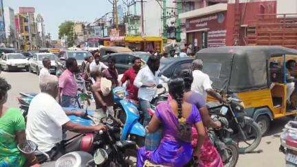 கள்ளக்குறிச்சி: நான்கு முனை சந்திப்பில் கடும் போக்குவரத்து நெரிசலை சீரமைக்க போக்குவரத்து போலீசார் உடன் இணைந்து போக்குவரத்து போலீசாராக பணியாற்றிய எம்.எல்.ஏ