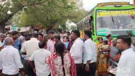 அரக்கோணம்: 15 மணி நேரமாக நீடிக்கும் மின்தடை - திருத்தணி சாலையில் மின்வாரிய அதிகாரிகளை கண்டித்து பொதுமக்கள் சாலை மறியல்