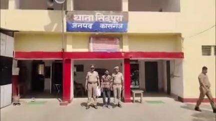 पटियाली: सिढ़पुरा थाना पुलिस ने अवैध शराब के साथ एक व्यक्ति को किया गिरफ्तार, 17 क्वार्टर अवैध शराब बरामद