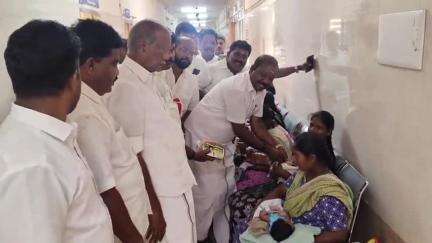 கள்ளக்குறிச்சி: கள்ளக்குறிச்சி அரசு மருத்துவமனையில் பிறந்த குழந்தைகளுக்கு தங்க மோதிரம் அணிவித்த அதிமுகவினர்
