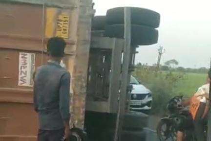 गाडरवारा: गाडरवारा ककरा घाट रोड पर डंपर पलटा, बड़ी दुर्घटना टली, चालक सुरक्षित